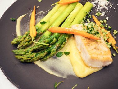 Zander kuşkonmaz, havuç ve sos ile servis