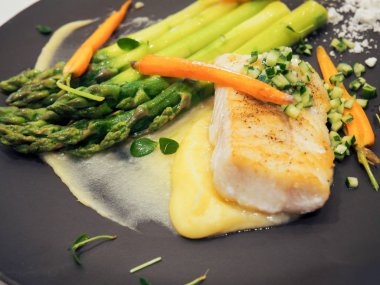 Zander kuşkonmaz, havuç ve sos ile servis