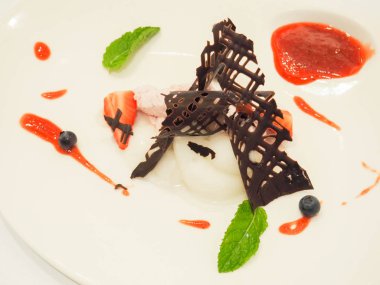 Limon dondurma çilek soslu ve çikolata ile