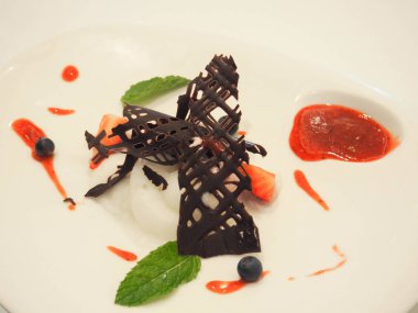 Limon dondurma çilek soslu ve çikolata ile