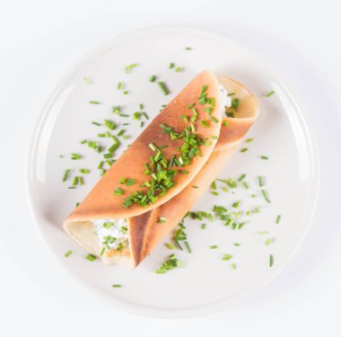 Süzme peynir ve fesleğen ile dekore edilmiş chives ile gözleme