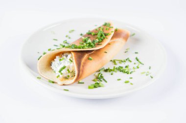 Süzme peynir ve fesleğen ile dekore edilmiş chives ile gözleme