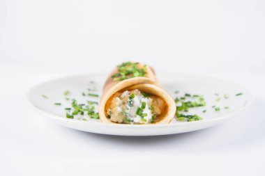 Süzme peynir ve fesleğen ile dekore edilmiş chives ile gözleme