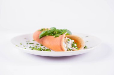 Süzme peynir ve fesleğen ile dekore edilmiş chives ile gözleme