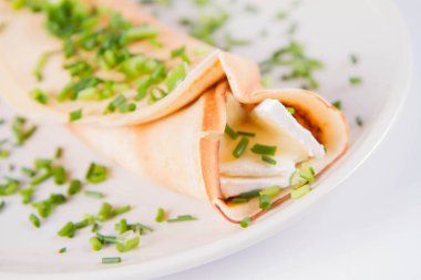 Brie peyniri ve Frenk soğanı ile gözleme