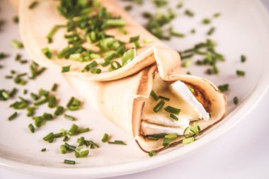 Brie peyniri ve Frenk soğanı ile gözleme