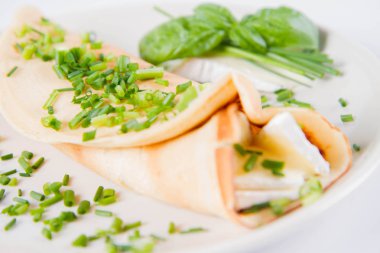 Brie peyniri ve Frenk soğanı ile gözleme