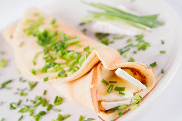 Pfannkuchen Mit Brie Käse Und Schnittlauch — Stockfoto