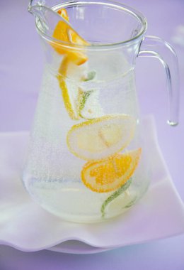 bir kavanoz limonata