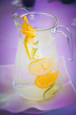 bir kavanoz limonata