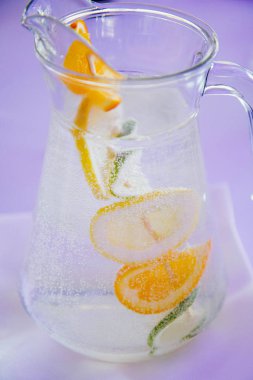bir kavanoz limonata