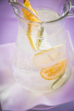 bir kavanoz limonata