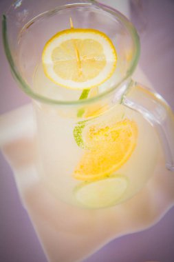 bir kavanoz limonata