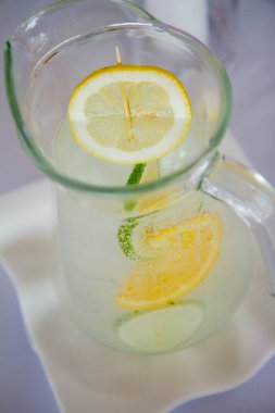 bir kavanoz limonata