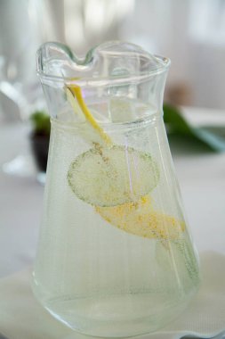 bir kavanoz limonata