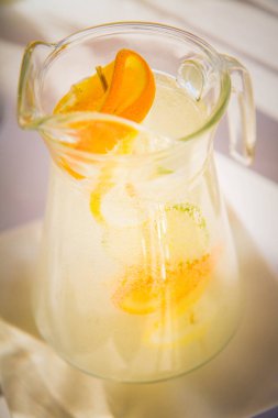 bir kavanoz limonata