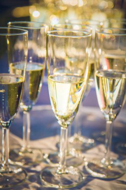 Şampanya flüt gözlüklü bir düğünde