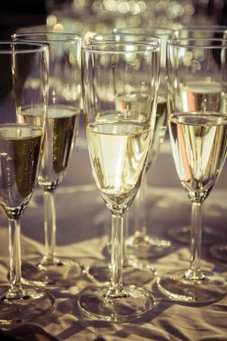 Şampanya flüt gözlüklü bir düğünde