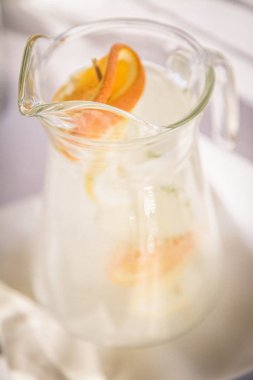 bir kavanoz limonata