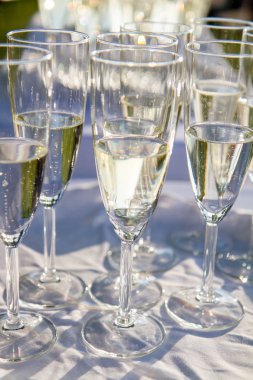 Şampanya flüt gözlüklü bir düğünde