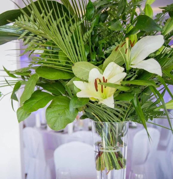 Een Tabel Die Ingesteld Voor Een Wieden Met Bloem Middelpunt — Stockfoto