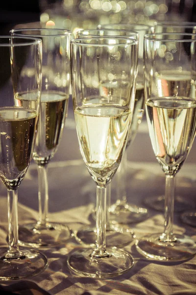 Şampanya flüt gözlüklü bir düğünde