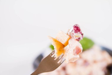 Peynir, jambon, barbunya fasulyesi ve çatalla yenir mayonez ile makarna salatası