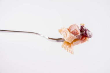 Peynir, jambon, barbunya fasulyesi ve mayonez üzerinde bir çatal ile makarna salatası