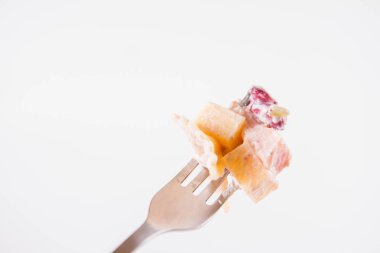 Peynir, jambon, barbunya fasulyesi ve mayonez üzerinde bir çatal ile makarna salatası