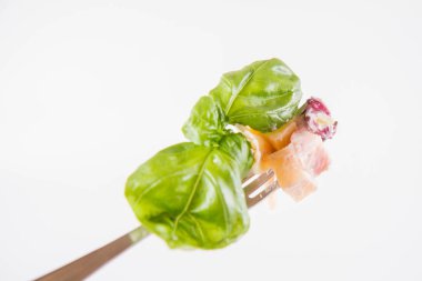 Peynir, jambon, barbunya fasulyesi ve mayonez üzerinde bir çatal ile makarna salatası