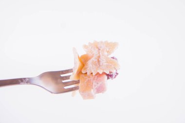 Peynir, jambon, barbunya fasulyesi ve mayonez üzerinde bir çatal ile makarna salatası