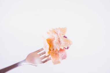 Peynir, jambon, barbunya fasulyesi ve mayonez üzerinde bir çatal ile makarna salatası