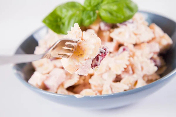 Ensalada Pasta Con Queso Jamón Frijoles Mayonesa Comidos Con Tenedor — Foto de Stock