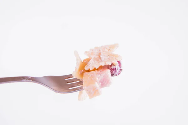 Nudelsalat Mit Käse Schinken Kidneybohnen Und Mayonnaise Auf Einer Gabel — Stockfoto