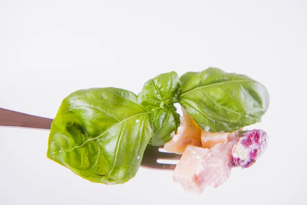 Salada Macarrão Com Queijo Presunto Feijão Maionese Garfo — Fotografia de Stock