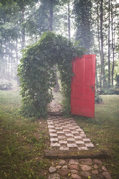 Arco Verde Giardino Con Porta Rossa — Foto Stock