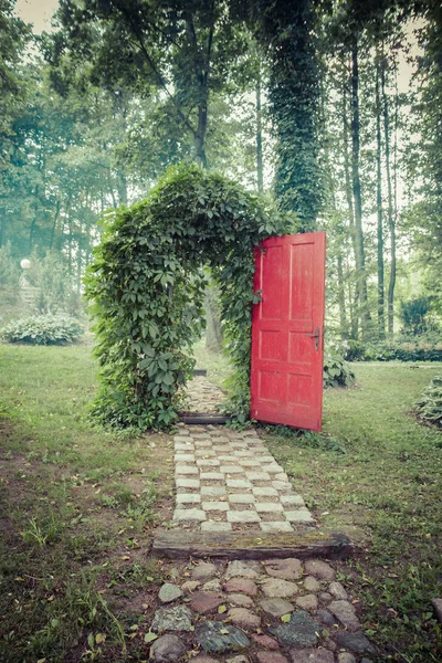 Green Archway Garden Red Door — Stock Photo, Image