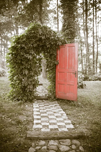 Arco Verde Giardino Con Porta Rossa — Foto Stock