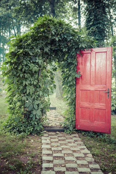 Arco Verde Giardino Con Porta Rossa — Foto Stock