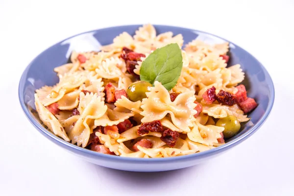 Farfalle Pasta Met Zon Gedroogde Tomaten Ham Olijven Versierd Met — Stockfoto