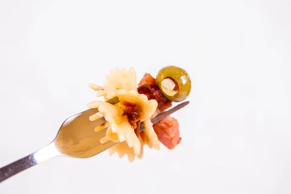 Farfalle Pasta Mit Sonnengetrockneten Tomaten Schinken Und Oliven Auf Einer — Stockfoto