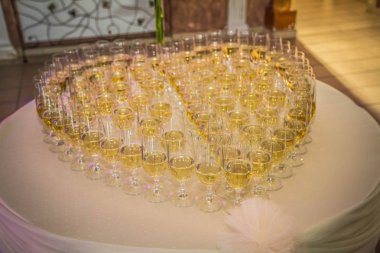 Şampanya flüt gözlüklü bir düğünde bir kalp şeklinde koymak