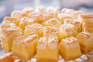 Beze pasta et kadar bir parti için bir pasta stand