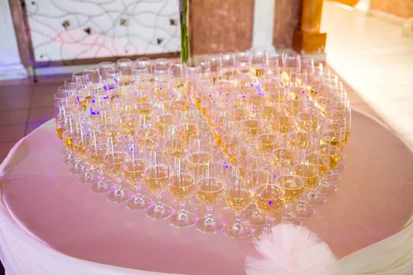 Šampaňské Flétna Brýle Tvaru Srdce Svatbě — Stock fotografie