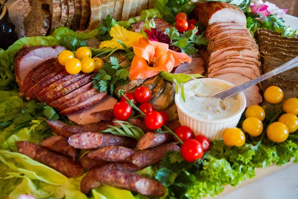 Zelfgemaakte Spek Worst Vleeswaren Wat Brood Versierd Met Sla Kerstomaatjes — Stockfoto