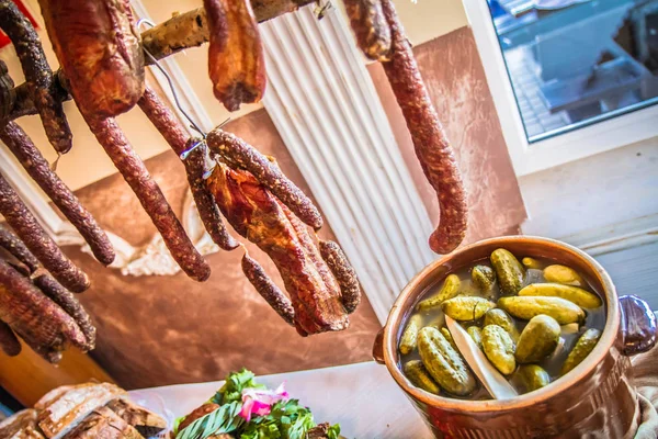 Een Kraam Met Worstjes Koude Vleeswaren Miles Augurken Een Traditionele — Stockfoto