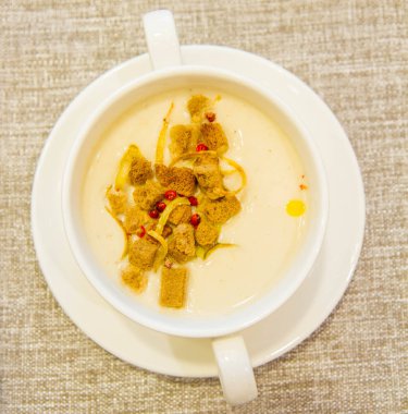 Kremalı çorba kruton, soğan ve kırmızı biber ile dekore edilmiş