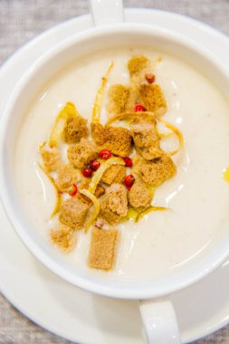 Kremalı çorba kruton, soğan ve kırmızı biber ile dekore edilmiş