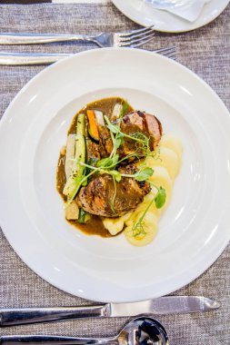 Domuz eti bonfile buğulanmış sebze ve patates püresi ile