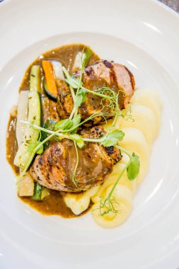 Domuz eti bonfile buğulanmış sebze ve patates püresi ile